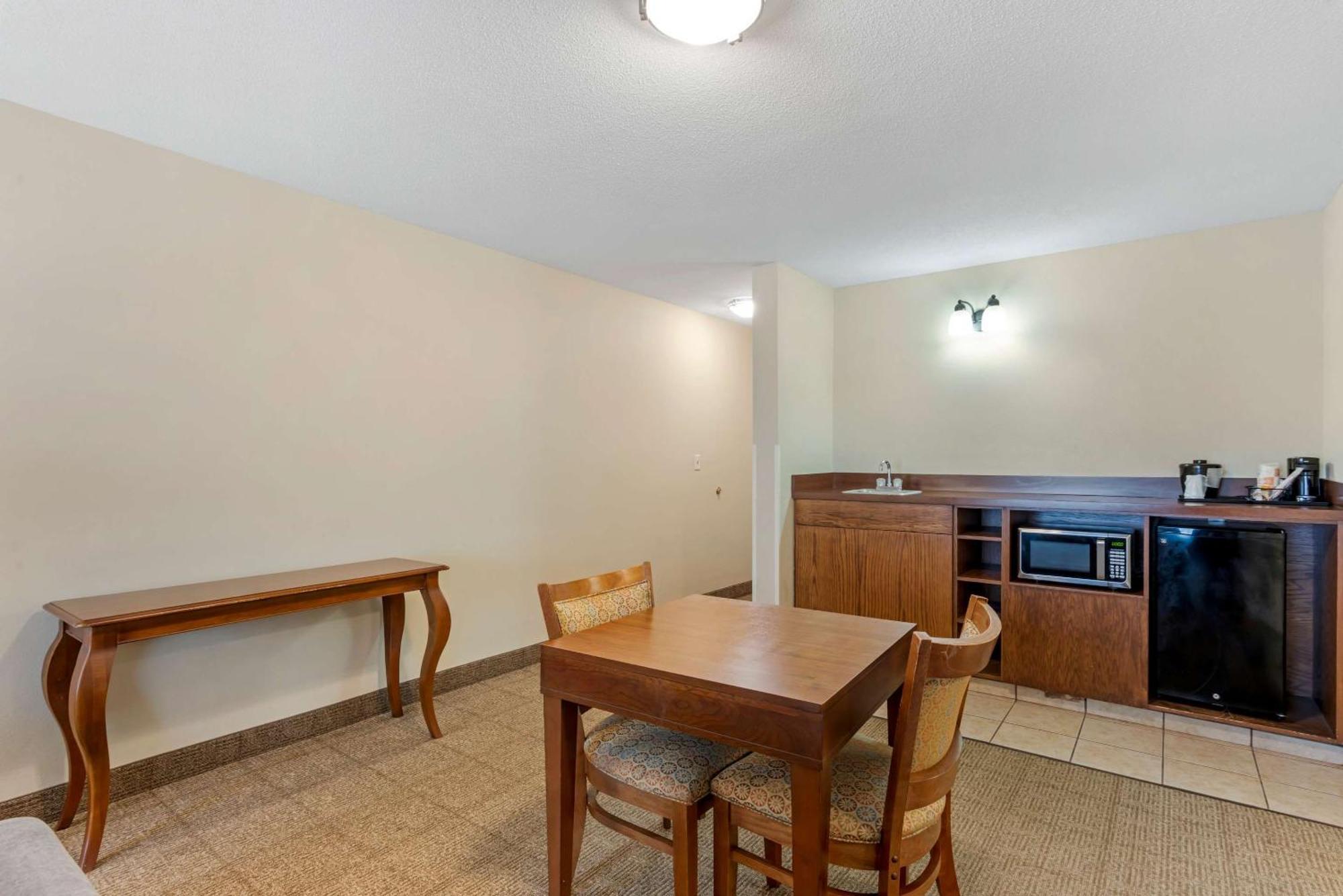 דובר Comfort Inn & Suites מראה חיצוני תמונה