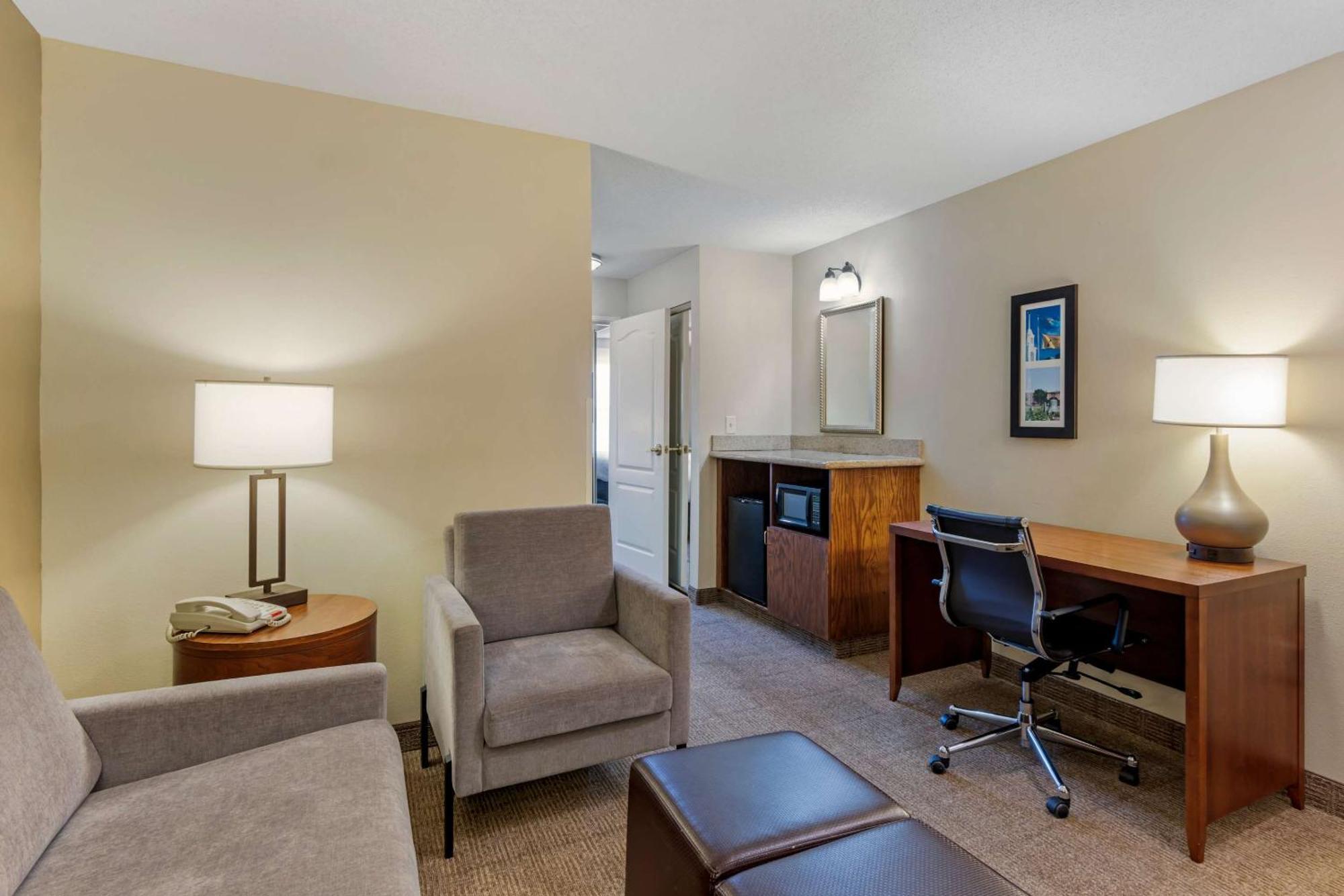 דובר Comfort Inn & Suites מראה חיצוני תמונה