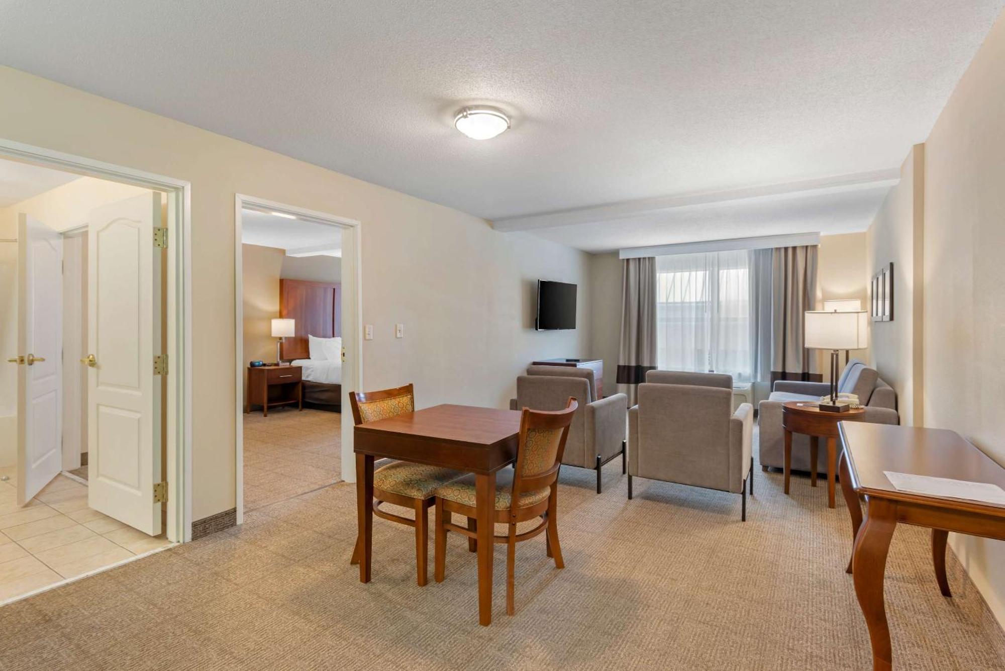 דובר Comfort Inn & Suites מראה חיצוני תמונה