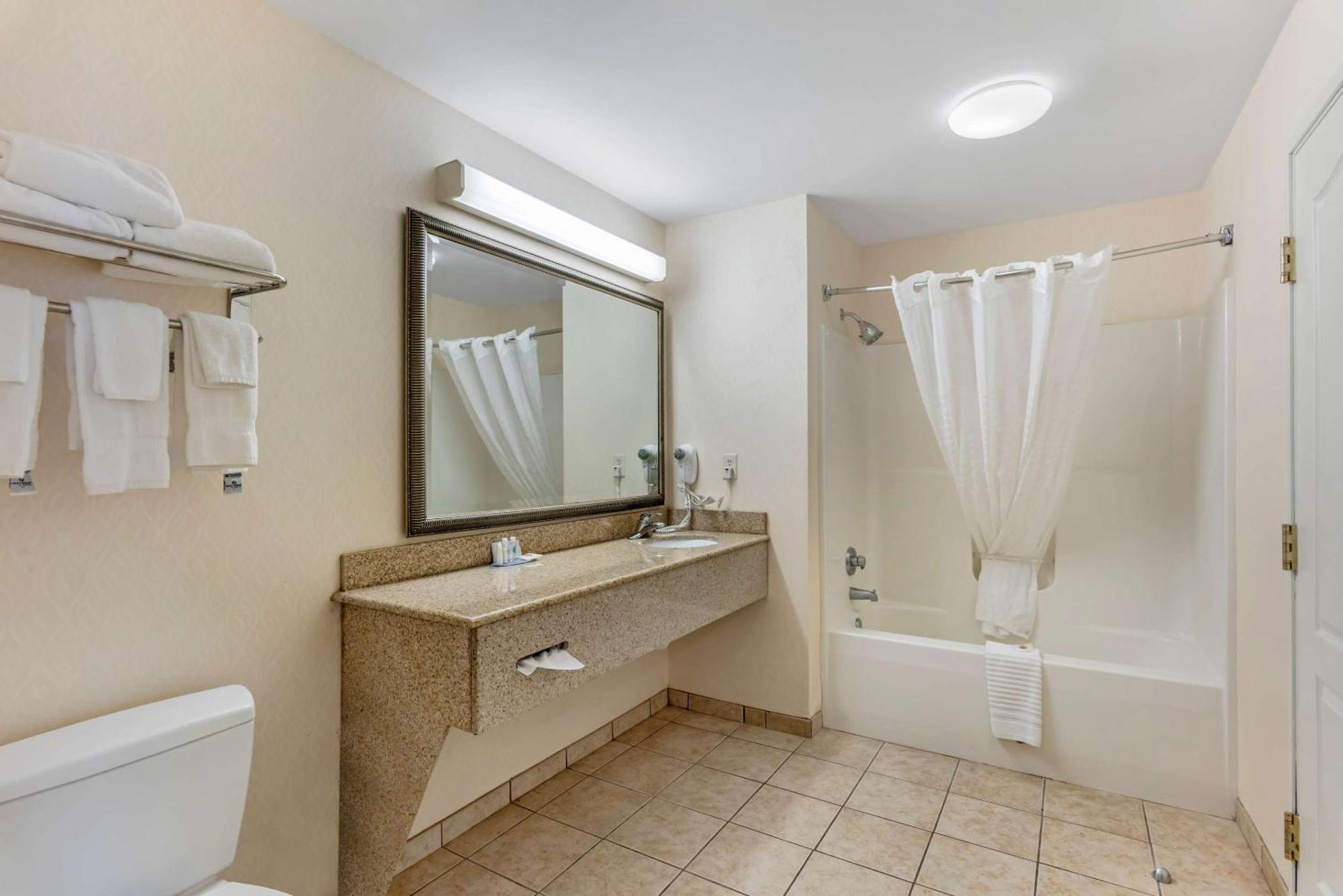 דובר Comfort Inn & Suites מראה חיצוני תמונה