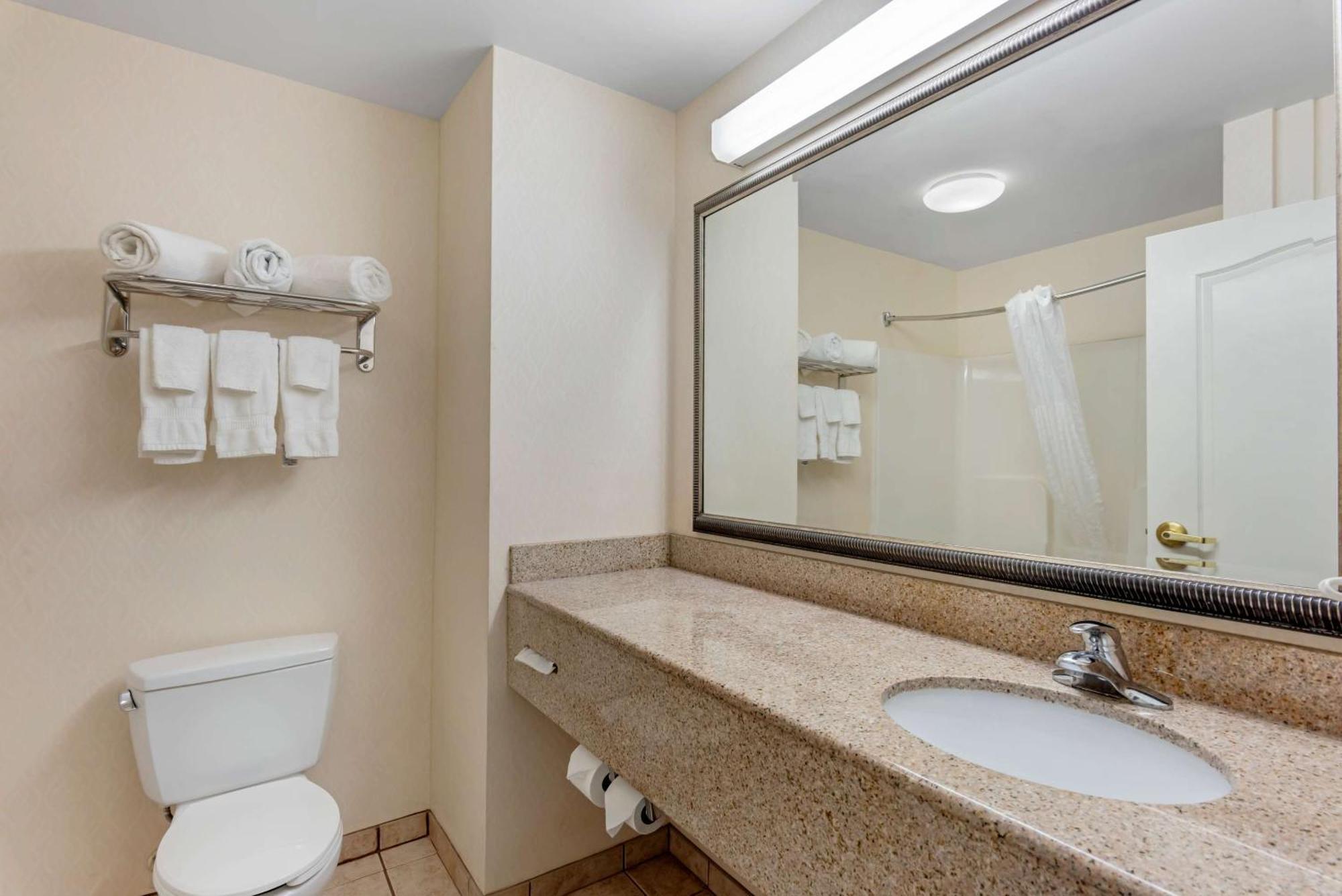דובר Comfort Inn & Suites מראה חיצוני תמונה