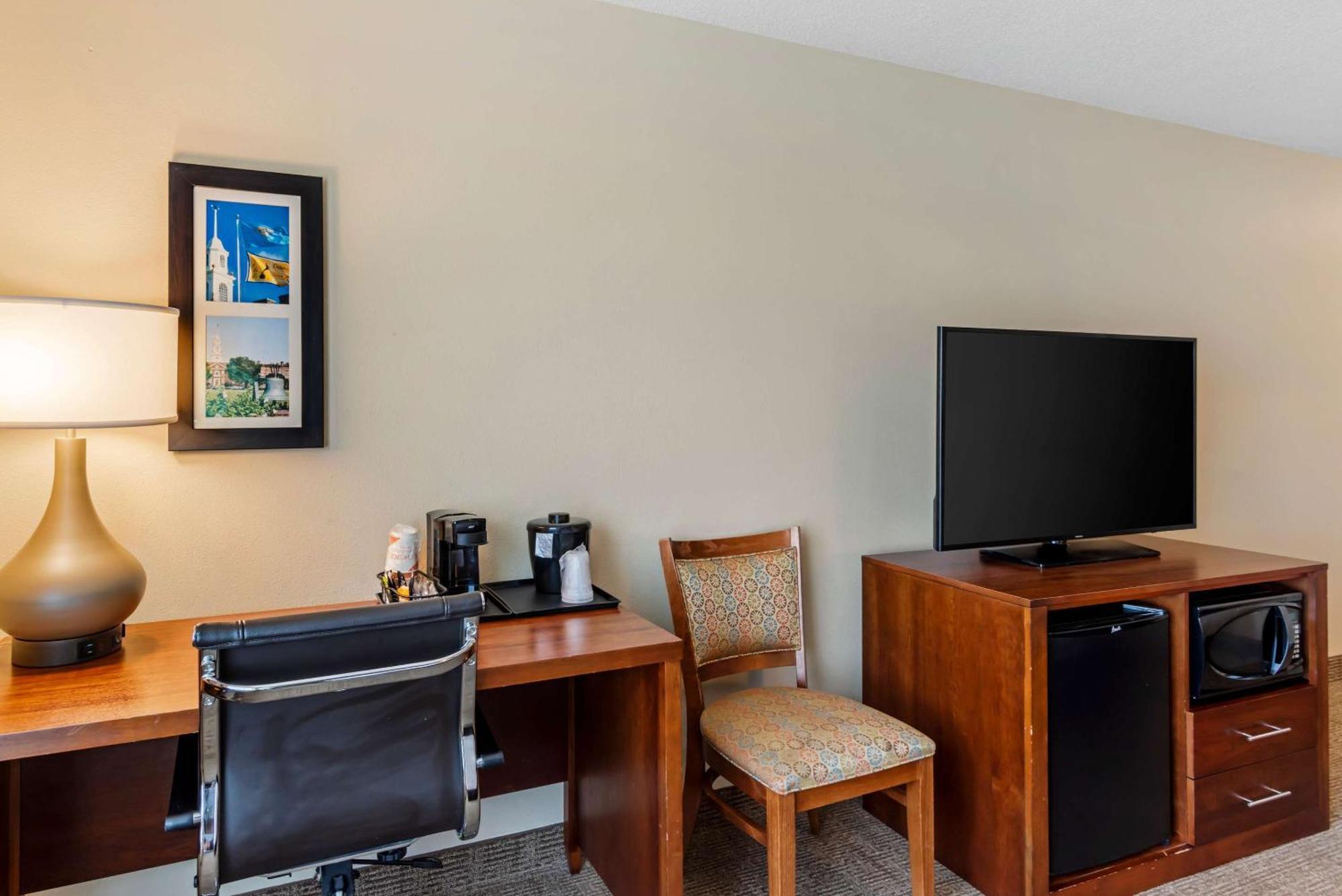 דובר Comfort Inn & Suites מראה חיצוני תמונה