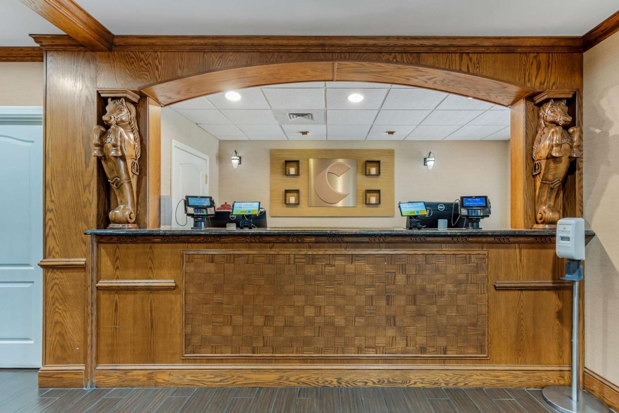 דובר Comfort Inn & Suites מראה חיצוני תמונה