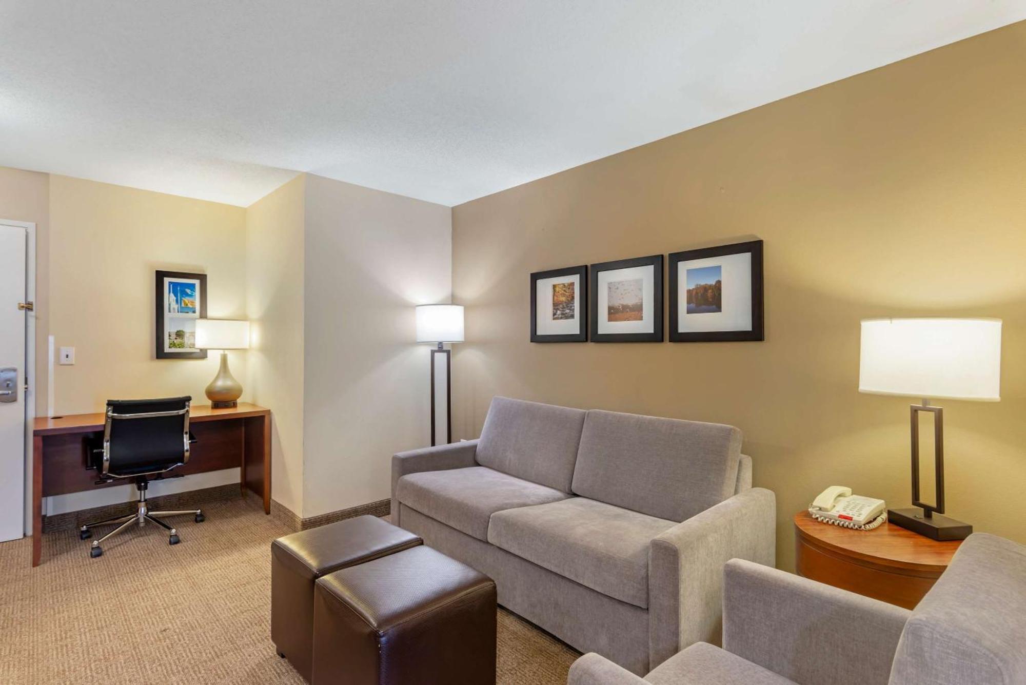 דובר Comfort Inn & Suites מראה חיצוני תמונה